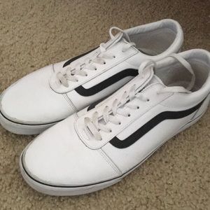 (Leather) True White/Blck Vans